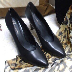B Makowsky Women's Classic Black Leather Heels Pumps Shoes 8 M